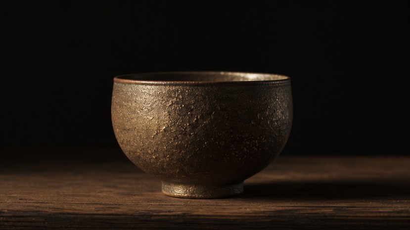 六甲の鉄分を含む土を穴窯で焼いた茶碗